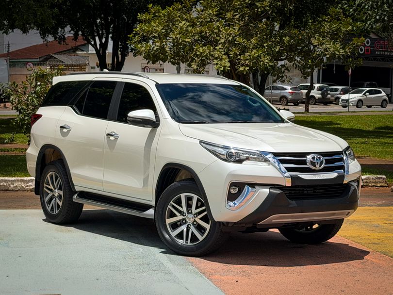 Toyota Hilux SW4 SRX 4x4 2.8 TDI 16V Dies. Aut.