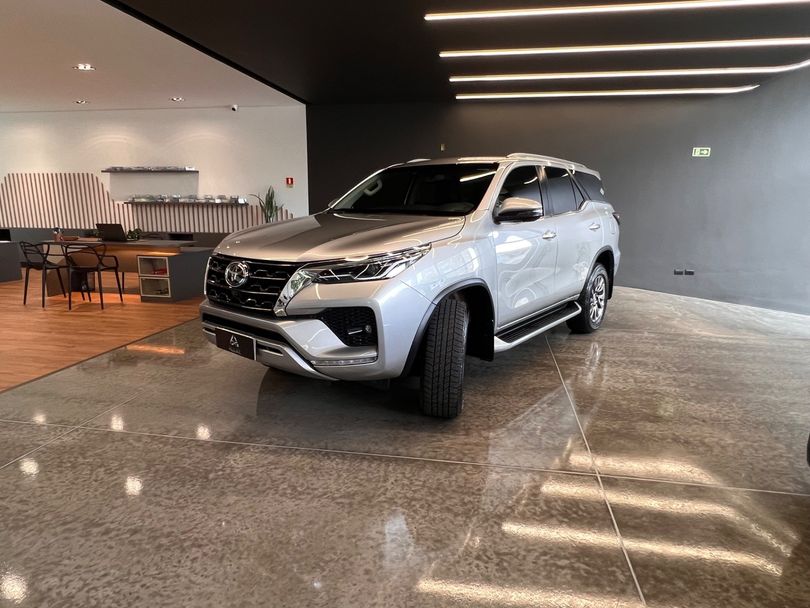 Toyota Hilux SW4 SRX 4x4 2.8 TDI 16V Dies. Aut.