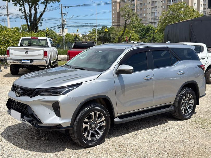 Toyota Hilux SW4 SRX 4x4 2.8 TDI 16V Dies. Aut.