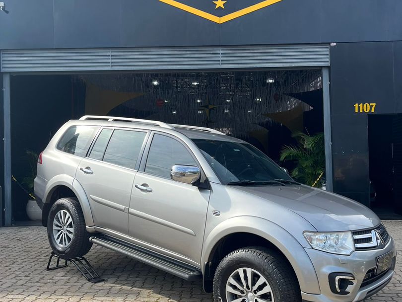 Mitsubishi Pajero HPE 3.2 4x4 T.I. Dies. 5p Aut.