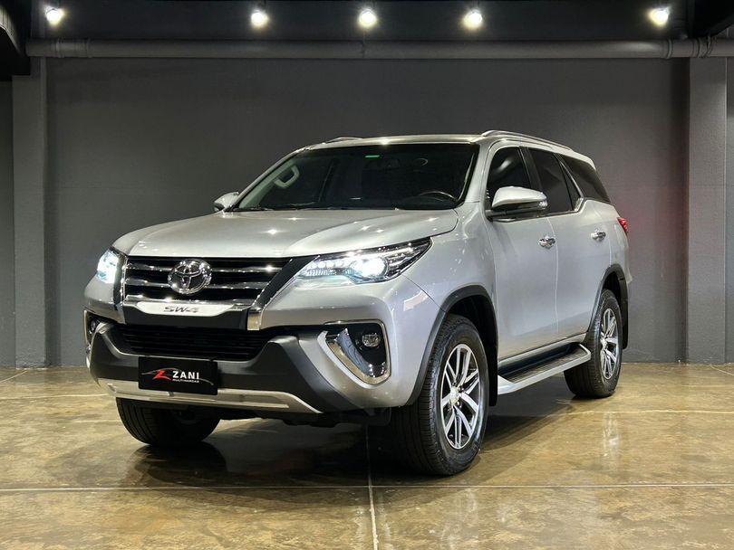 Toyota Hilux SW4 SRX 4x4 2.8 TDI 16V Dies. Aut.