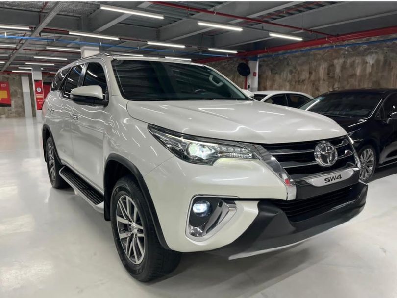 Toyota Hilux SW4 SRX 4x4 2.8 TDI 16V Dies. Aut.