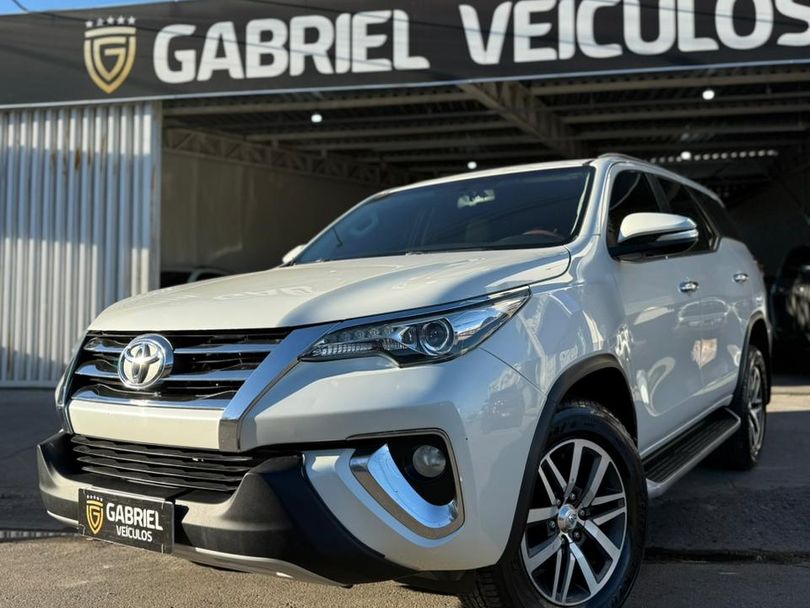 Toyota Hilux SW4 SRX 4x4 2.8 TDI 16V Dies. Aut.