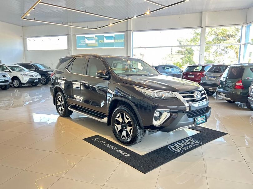 Toyota Hilux SW4 SRX Diamo. 4x4 2.8 TB Die Aut.