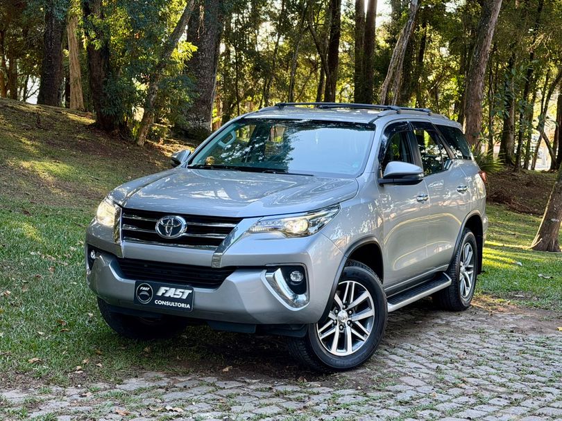 Toyota Hilux SW4 SRX 4x4 2.8 TDI 16V Dies. Aut.