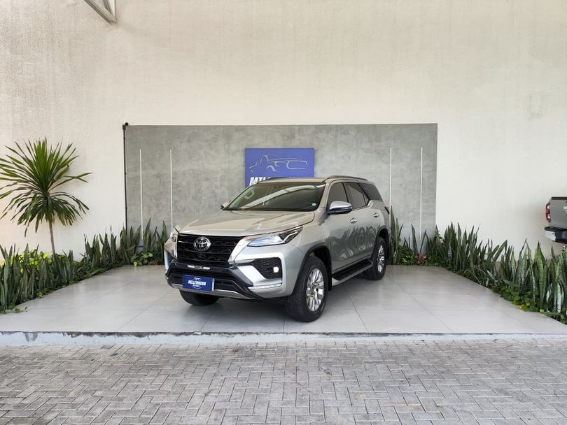 Toyota Hilux SW4 SRX 4x4 2.8 TDI 16V Dies. Aut.