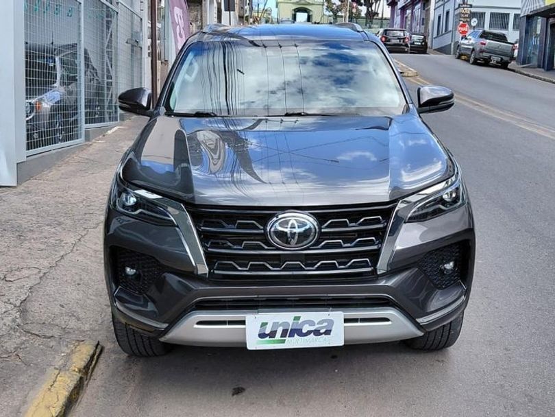Toyota Hilux SW4 SRX 4x4 2.8 TDI 16V Dies. Aut.