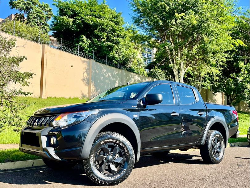 Mitsubishi L200 Tri. Outd. GLX 2.4 CD 4x4 Die. Mec.