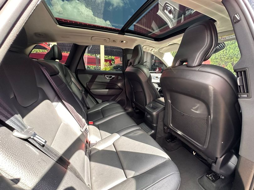 Volvo XC 60 T-8 MOMENTUM 2.0 (Híbrido)