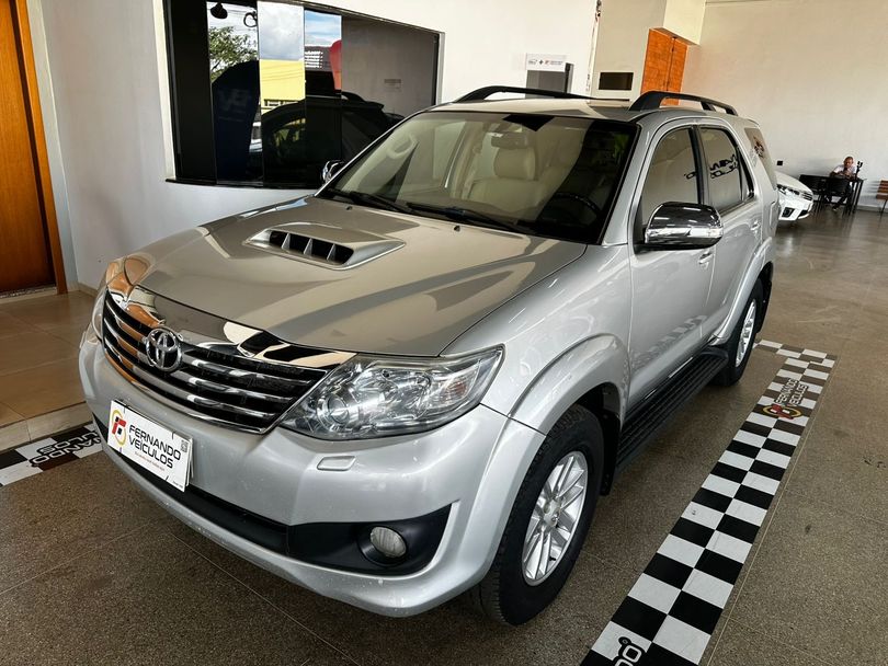 Toyota Hilux SW4 SRV D4-D 4x4 3.0 TDI Dies. Aut