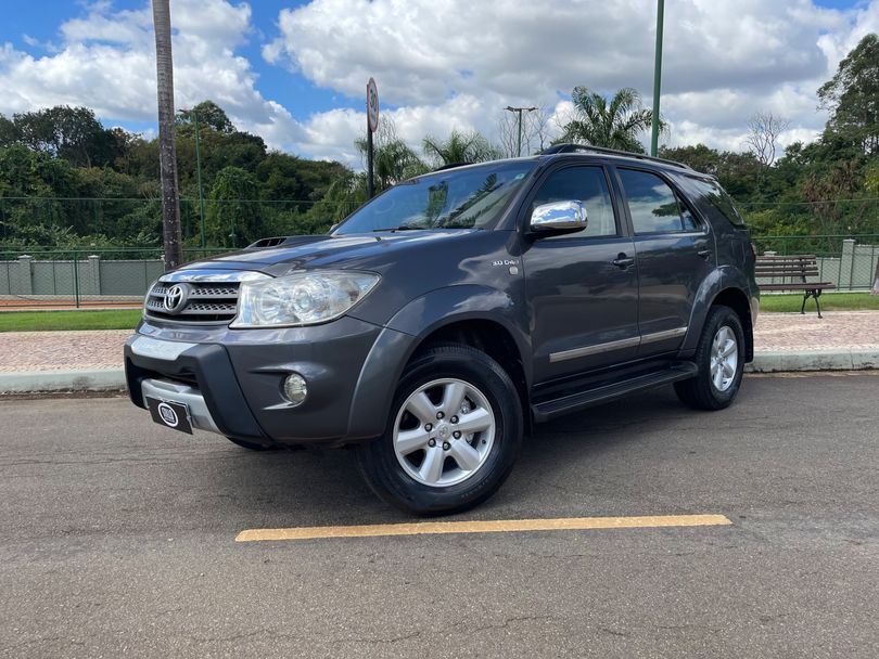 Toyota Hilux SW4 SRV D4-D 4x4 3.0 TDI Dies. Aut
