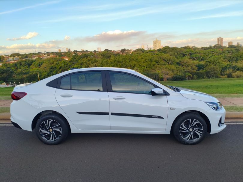 Chevrolet ONIX SEDAN Plus LT 1.0 12V Flex 4p Mec.