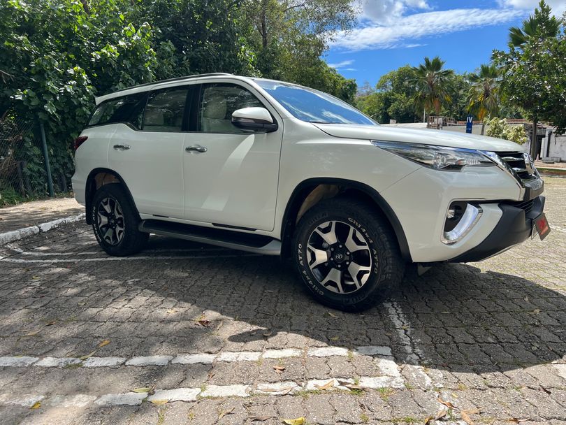 Toyota Hilux SW4 SRX Diamo. 4x4 2.8 TB Die Aut.