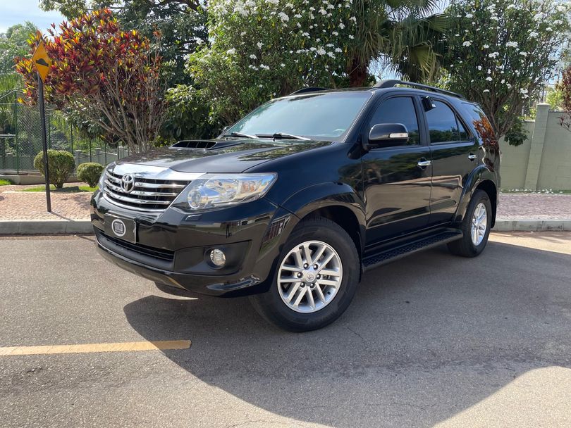 Toyota Hilux SW4 SRV D4-D 4x4 3.0 TDI Dies. Aut