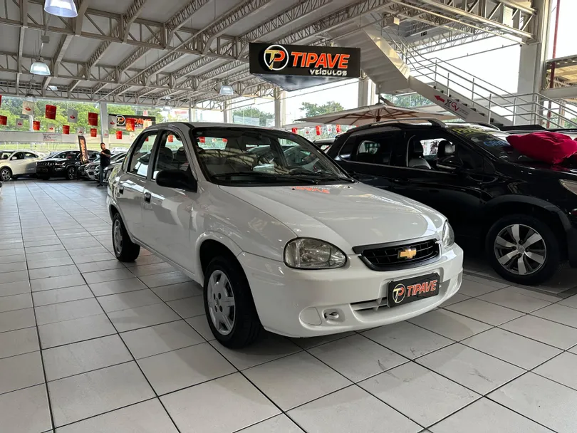 Chevrolet Onix 1.4 Mpfi Effect 4p em Curitiba
