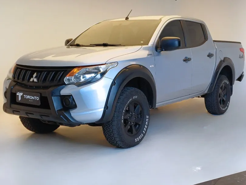 Mitsubishi L200 Tri. Outd. GLX 2.4 CD 4x4 Die. Mec.