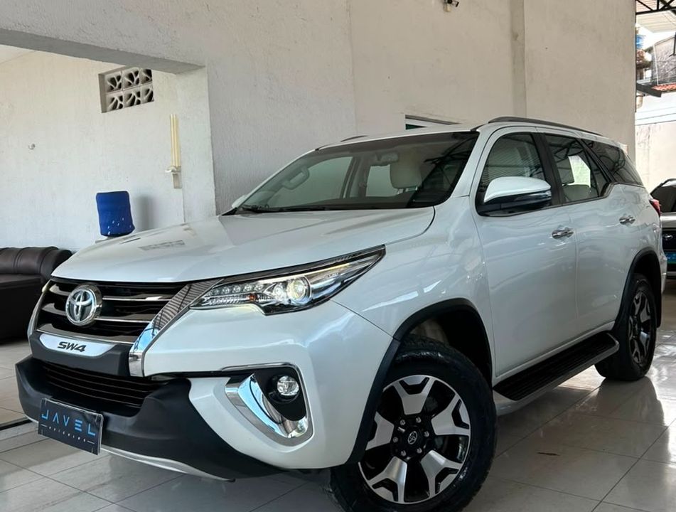 Toyota Hilux SW4 SRX Diamo. 4x4 2.8 TB Die Aut.