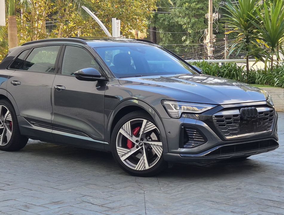 Audi Q8 E-TRON Launch Edition (Elétrico)