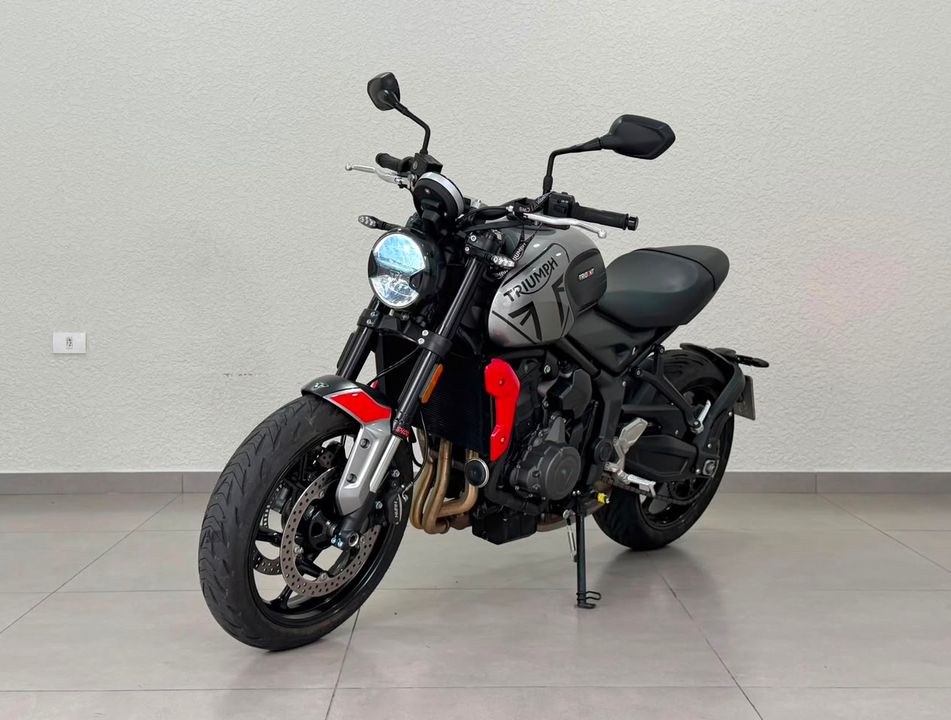 TRIUMPH TRIDENT 660