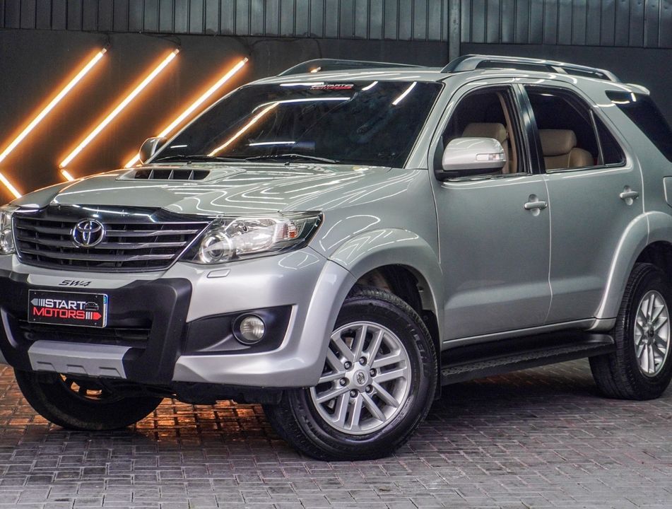 Toyota Hilux SW4 SR D4-D 4x4 3.0 TDI Dies. Aut