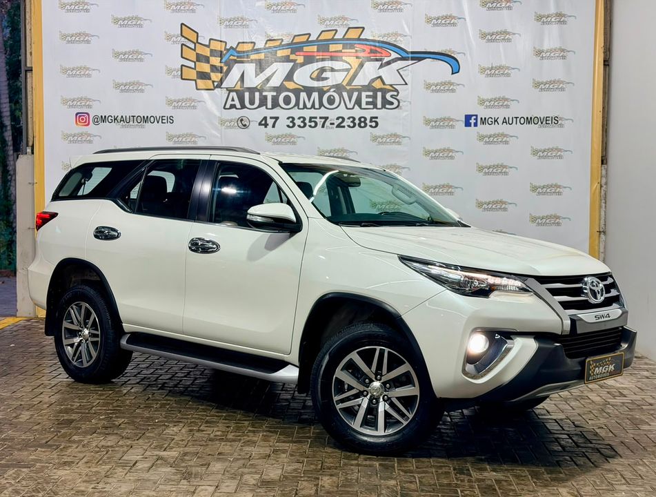 Toyota Hilux SW4 SRX 4x4 2.8 TDI 16V Dies. Aut.
