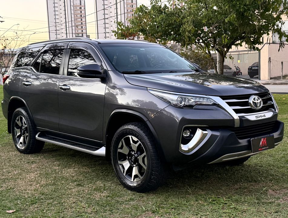 Toyota Hilux SW4 SRX Diamo. 4x4 2.8 TB Die Aut.