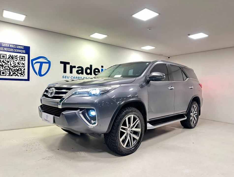 Toyota Hilux SW4 SRX 4x4 2.8 TDI 16V Dies. Aut.