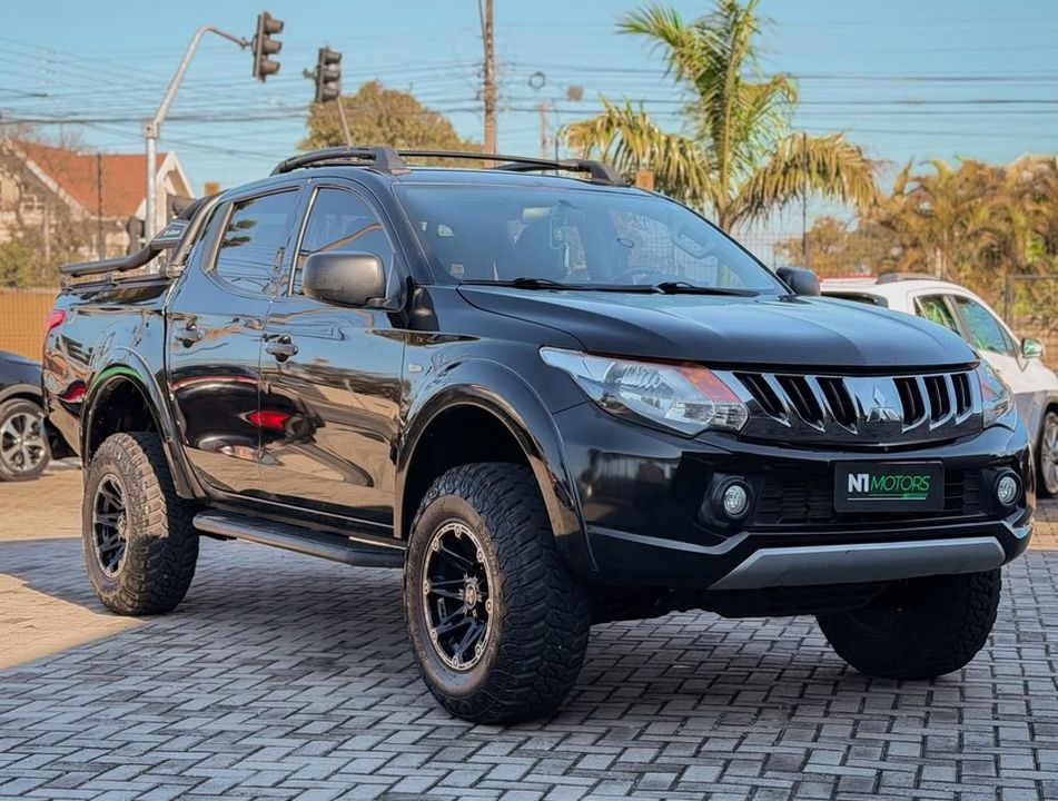 Mitsubishi L200 Tri. Outd. GLX 2.4 CD 4x4 Die. Mec.