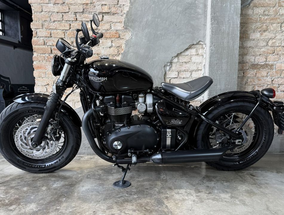 TRIUMPH BONNEVILLE BOBBER BLACK 1200cc
