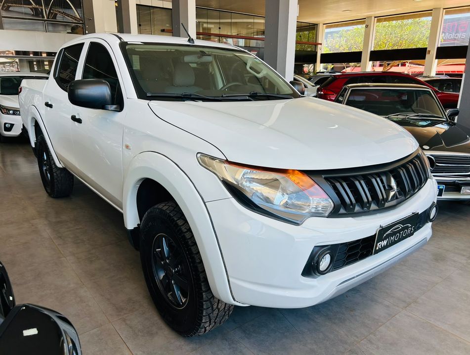 Mitsubishi L200 Tri. Outd. GLX 2.4 CD 4x4 Die. Mec.
