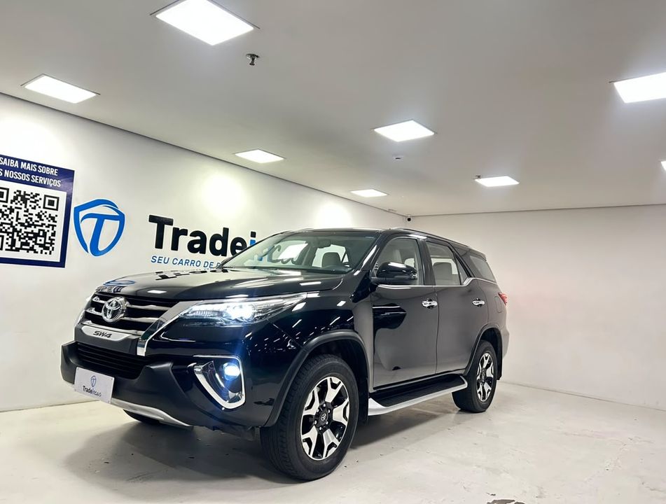 Toyota Hilux SW4 SRX Diamo. 4x4 2.8 TB Die Aut.