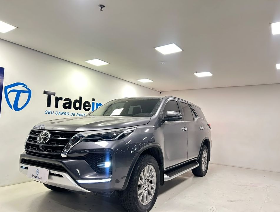 Toyota Hilux SW4 SRX 4x4 2.8 TDI 16V Dies. Aut.