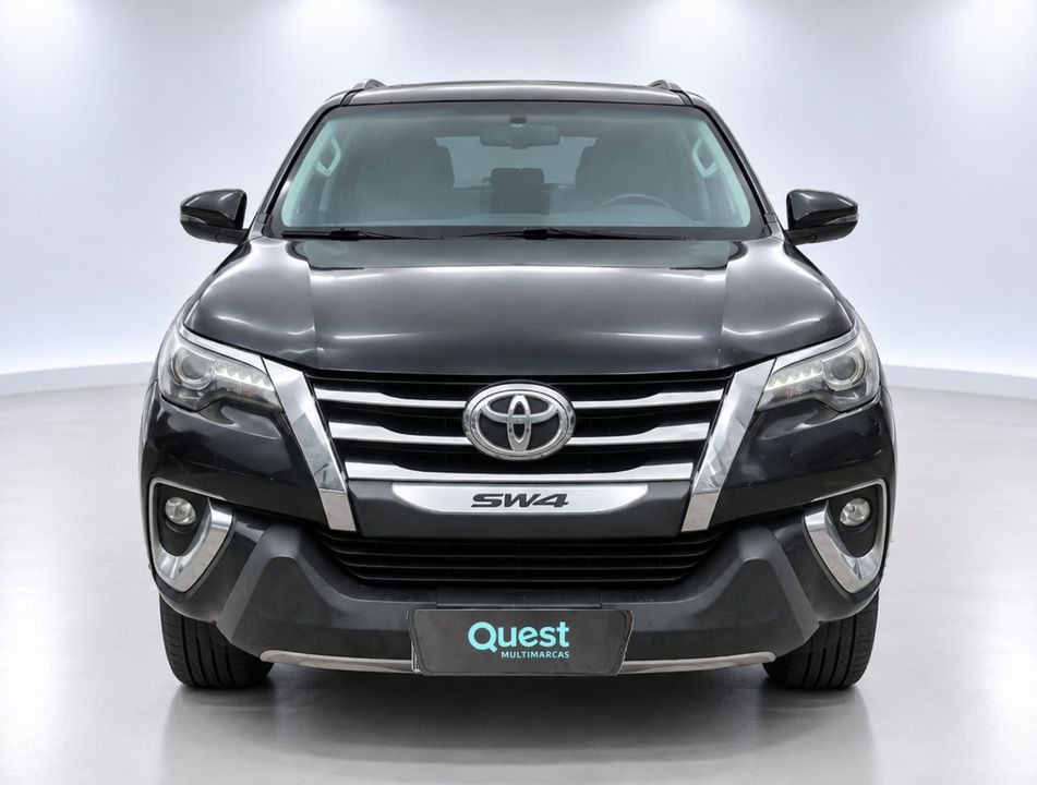 Toyota Hilux SW4 SRX Diamo. 4x4 2.8 TB Die Aut.