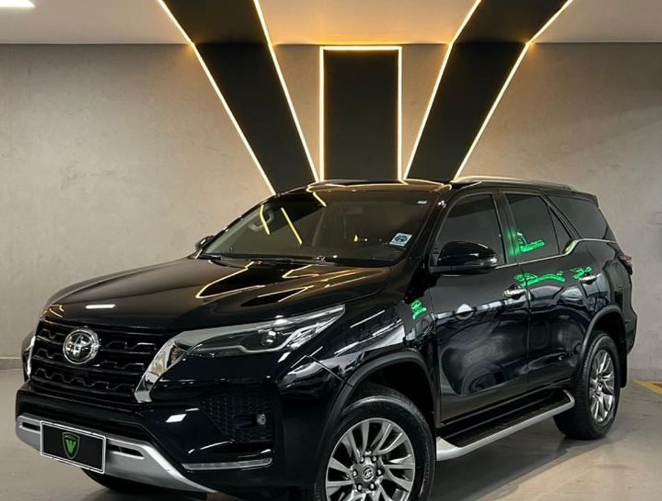 Toyota TOYOTA HILUX SW4 SRX 2.8 D-4D TURBO DIESEL CD  4X4 AUTOMÁTICO