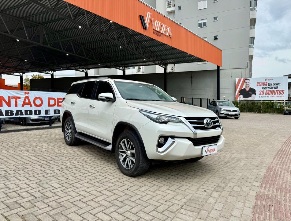 Toyota Hilux SW4 SRX 4x4 2.8 TDI 16V Dies. Aut.