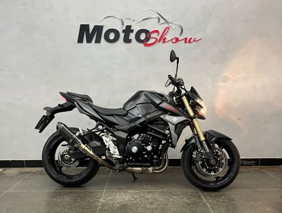 SUZUKI GSR 750