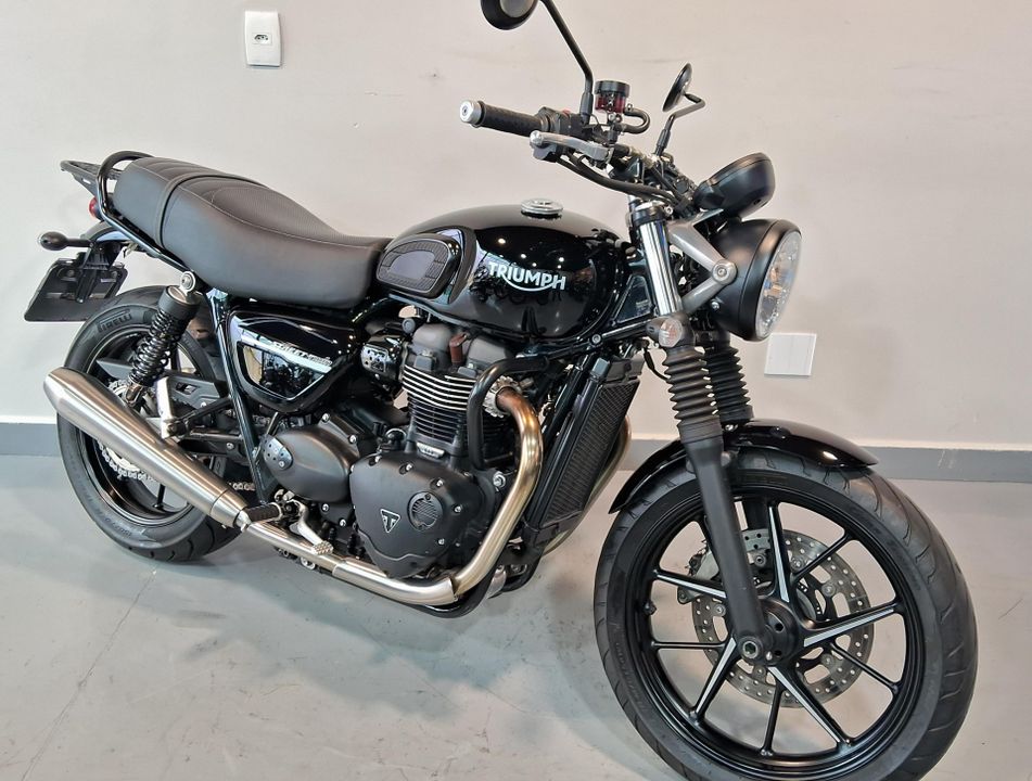 TRIUMPH STREET  TWIN 900cc