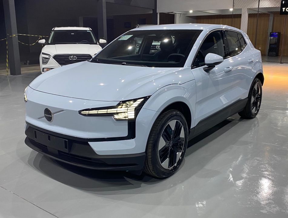 Volvo EX30 E40 Core (Elétrico)