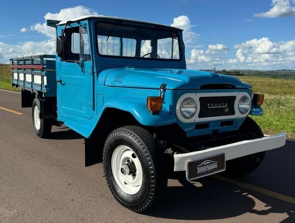 Toyota Bandeirantes carroceria de madeira