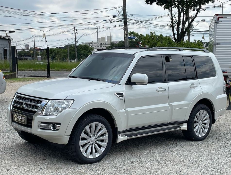 Mitsubishi Pajero HPE Full 3.2 4x4 T.I.Dies. 5p Aut