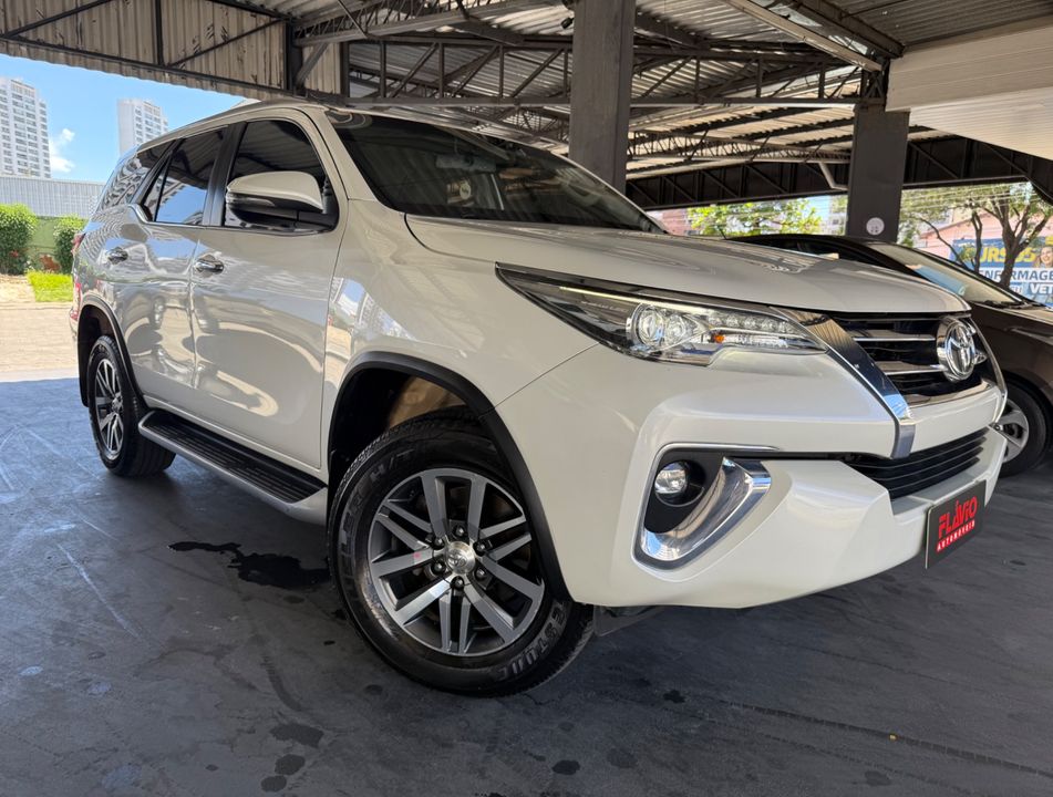 Toyota Hilux SW4 SRX 4x4 2.8 TDI 16V Dies. Aut.