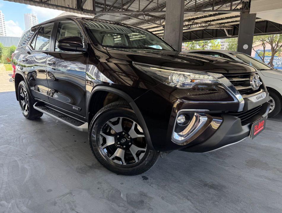 Toyota Hilux SW4 SRX Diamo. 4x4 2.8 TB Die Aut.