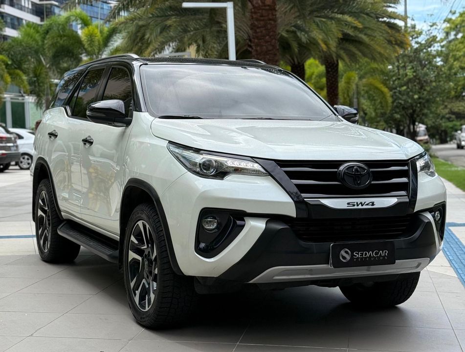 Toyota Hilux SW4 SRX Diamo. 4x4 2.8 TB Die Aut.