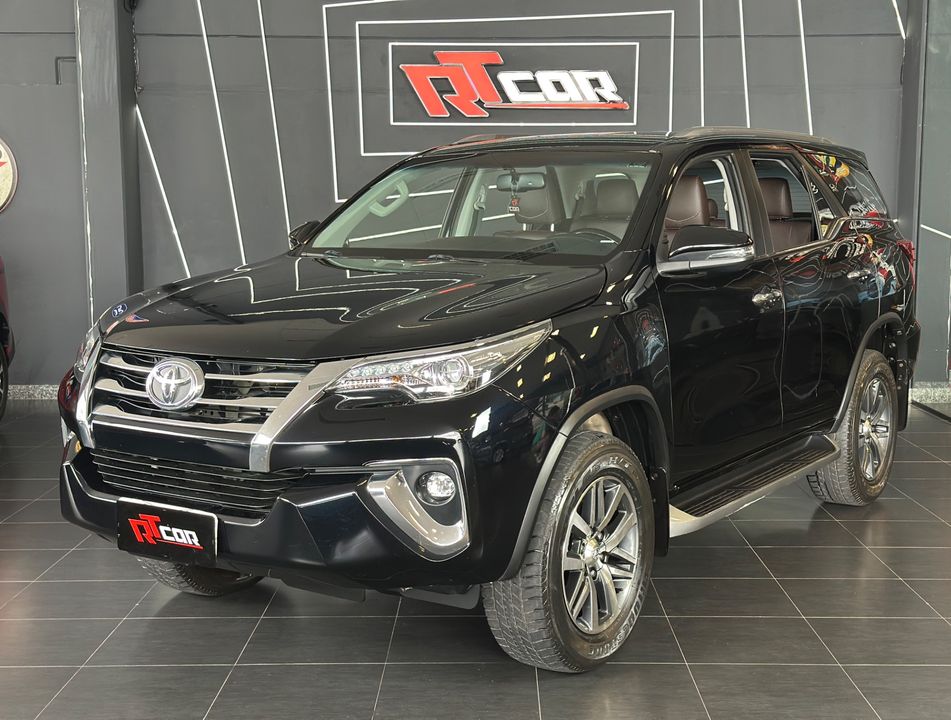 Toyota Hilux SW4 SRX 4x4 2.8 TDI 16V Dies. Aut.