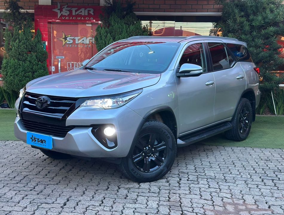 Toyota Hilux SW4 SR 4x2 2.7/ 2.7 Flex 16V Aut.
