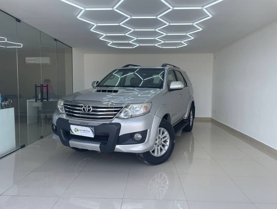 Toyota Hilux SW4 SRV D4-D 4x4 3.0 TDI Dies. Aut