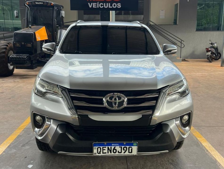 Toyota Hilux SW4 SRX 4x4 2.8 TDI 16V Dies. Aut.