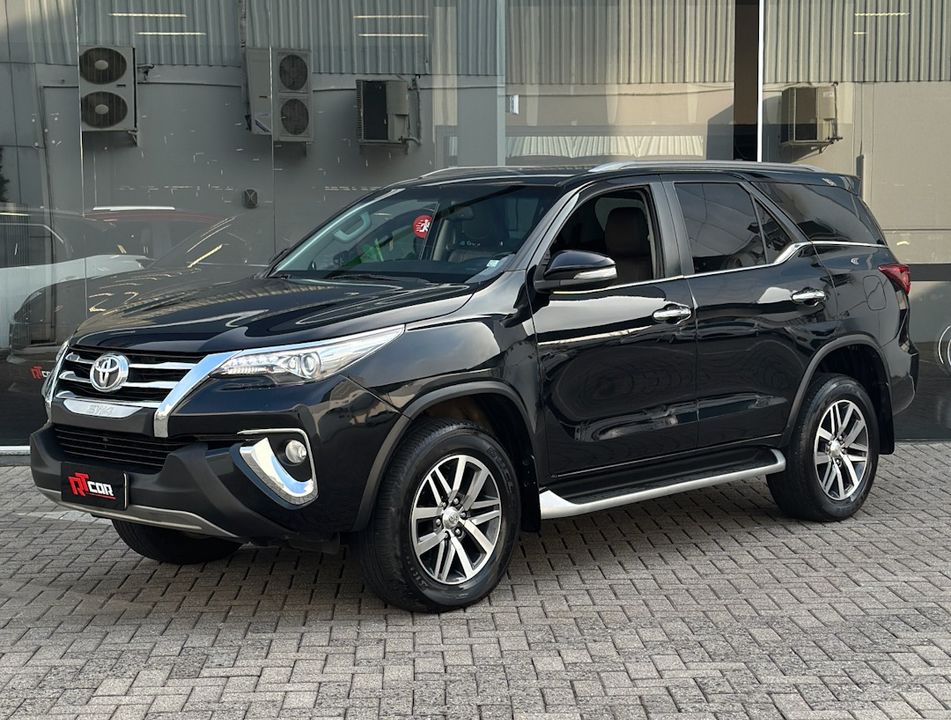 Toyota Hilux SW4 SRX 4x4 2.8 TDI 16V Dies. Aut.