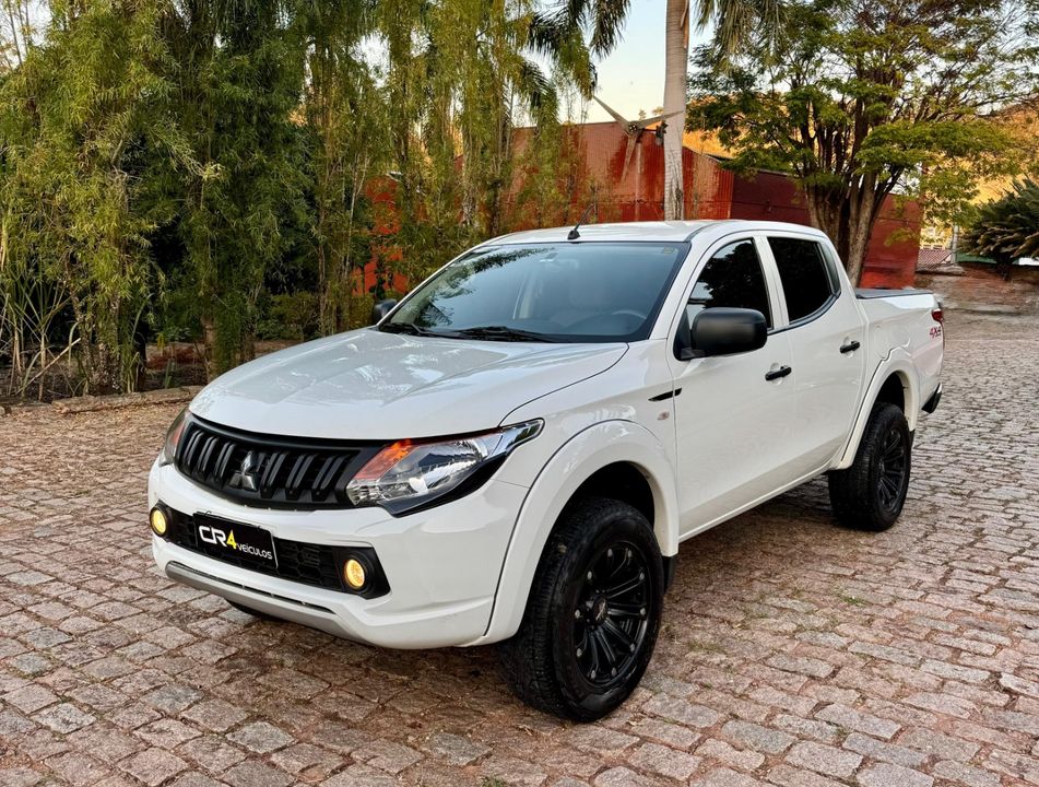 Mitsubishi L200 Tri. Outd. GLX 2.4 CD 4x4 Die. Mec.