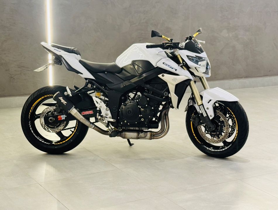 SUZUKI GSR 750
